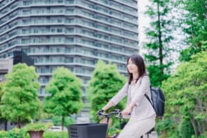 タワマン・自転車に乗った女性