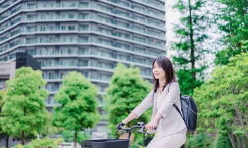 タワマン・自転車に乗った女性