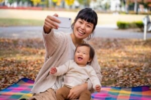 公園で自撮りするママと赤ちゃん