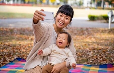 公園で自撮りするママと赤ちゃん